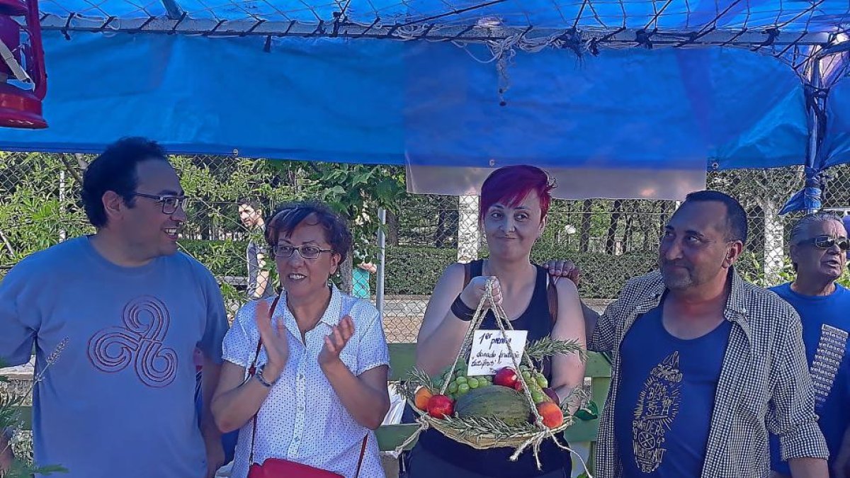 Nieves muestra su primer premio junto a los tres miembros del jurado del concurso de tortillas de La Rondilla.-EL MUNDO