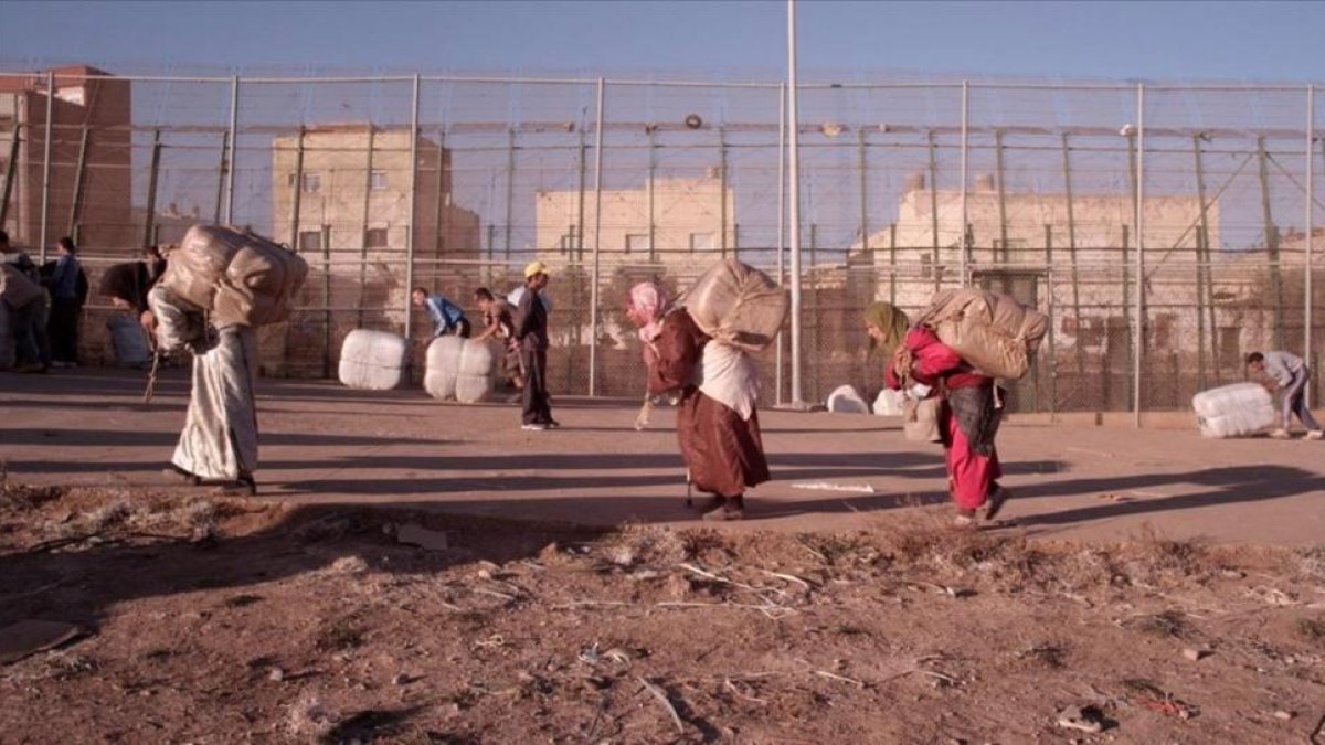 Imagen de la serie documental 'Al otro lado', con la valla que separa Melilla de Marruecos al fondo.-DISCOVERY MAX