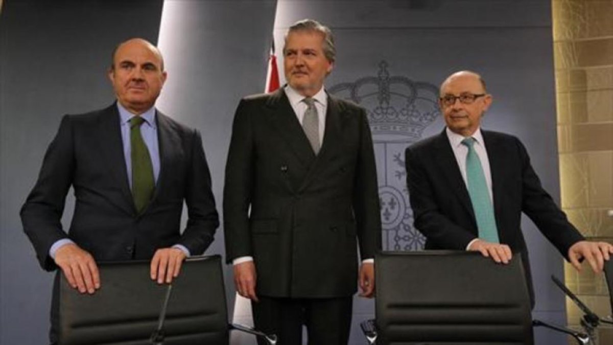 Los ministros Luis de Guindos (Economía), Íñigo Méndez de Vigo (Cultura y portavoz del Gobierno) y Cristóbal Montoro (Hacienda), en el palacio de la Moncloa en una imagen de archivo-JUAN MANUEL PRATS