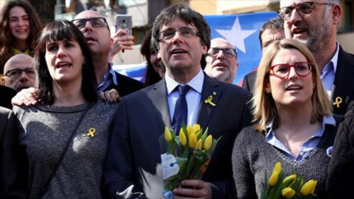Puigdemont, con la portavoz de JxCat, Elsa Artadi,tras una rueda de prensa ayer en Berlín.-/ EFE / OMER MESSINGER