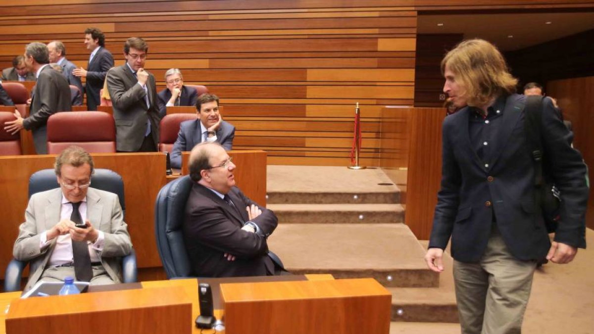 Juan Vicente Herrera saluda al portavoz de Podemos, Pablo Fernández, en el Pleno de investidura del candidato a la Presidencia de la Junta de Castilla y León-ICAL