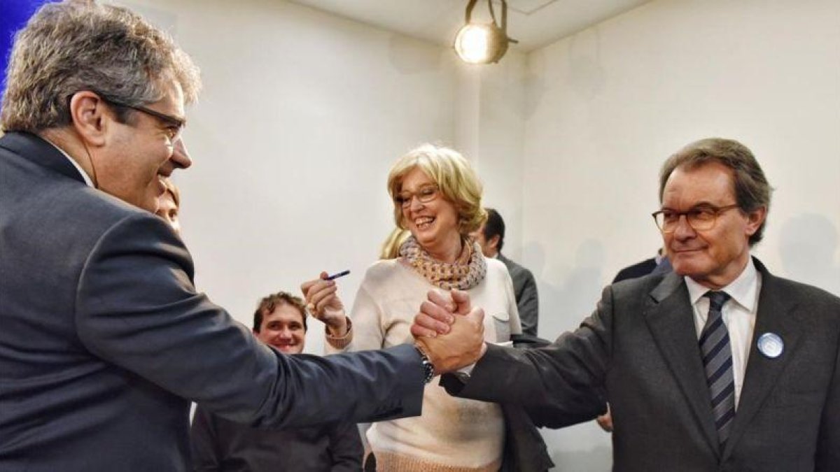 Francesc Homs y Artur Mas se saludan tras la rueda de prensa.-FERRAN SENDRA
