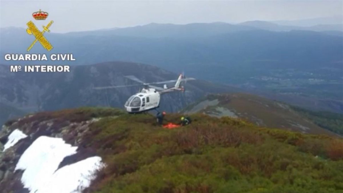 Momento del rescate del montañero.-GUARDIA CIVIL