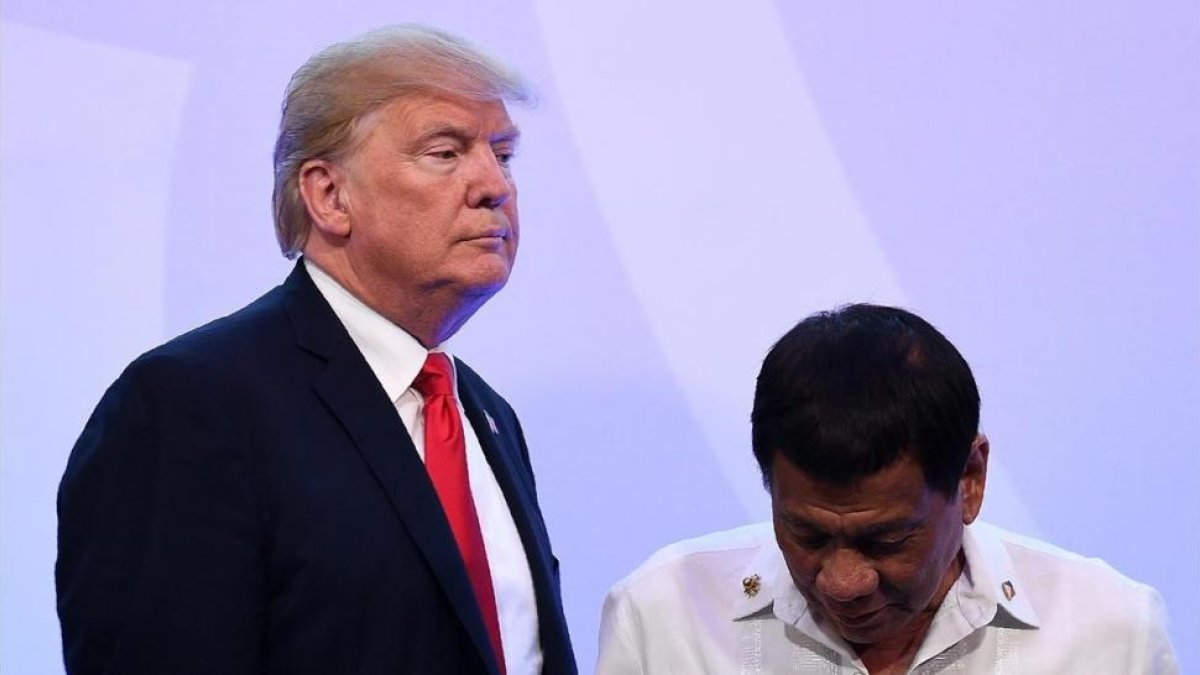 El presidente de EEUU, Donald Trump, y su homólogo filipino Rodrigo Duterte.-AP / MANAN VATSYAYANA