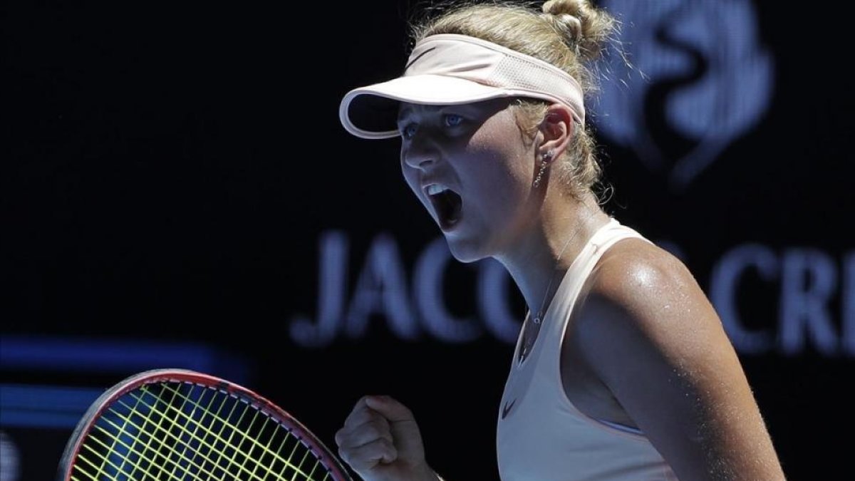 Kostyuk celebra un punto en su victoria frente a Rogowska-/ DITA ALANGKARA (AP)