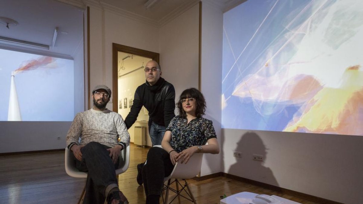 Juan Carlos Quindós, Pedro Gallego y Marta Álvarez junto a las obras del primero, en La Gran.-MIGUEL ÁNGEL SANTOS