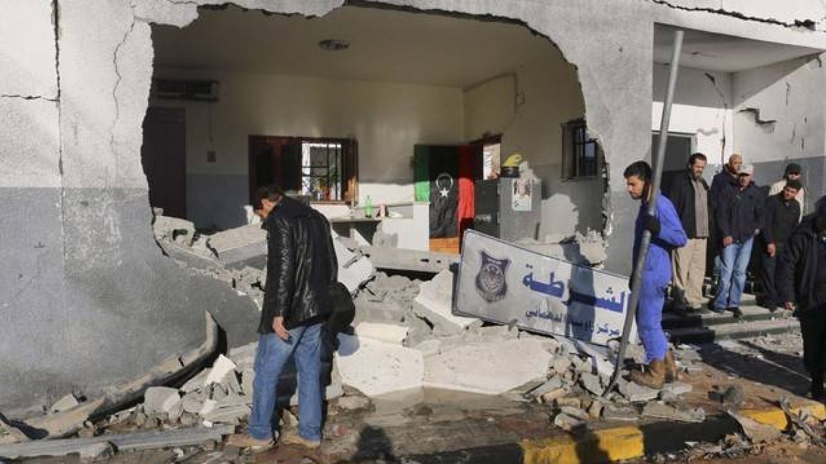 Varios libios observan los daños causados por el atentado de este jueves en Trípoli.-Foto: REUTERS / HANI AMARA