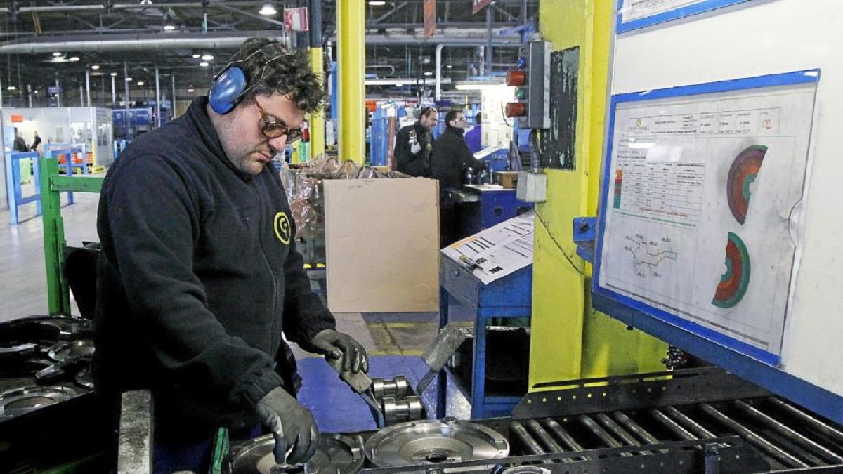 Un operario de Lingotes Especiales en la línea de acabado de discos de freno.-J. M. LOSTAU