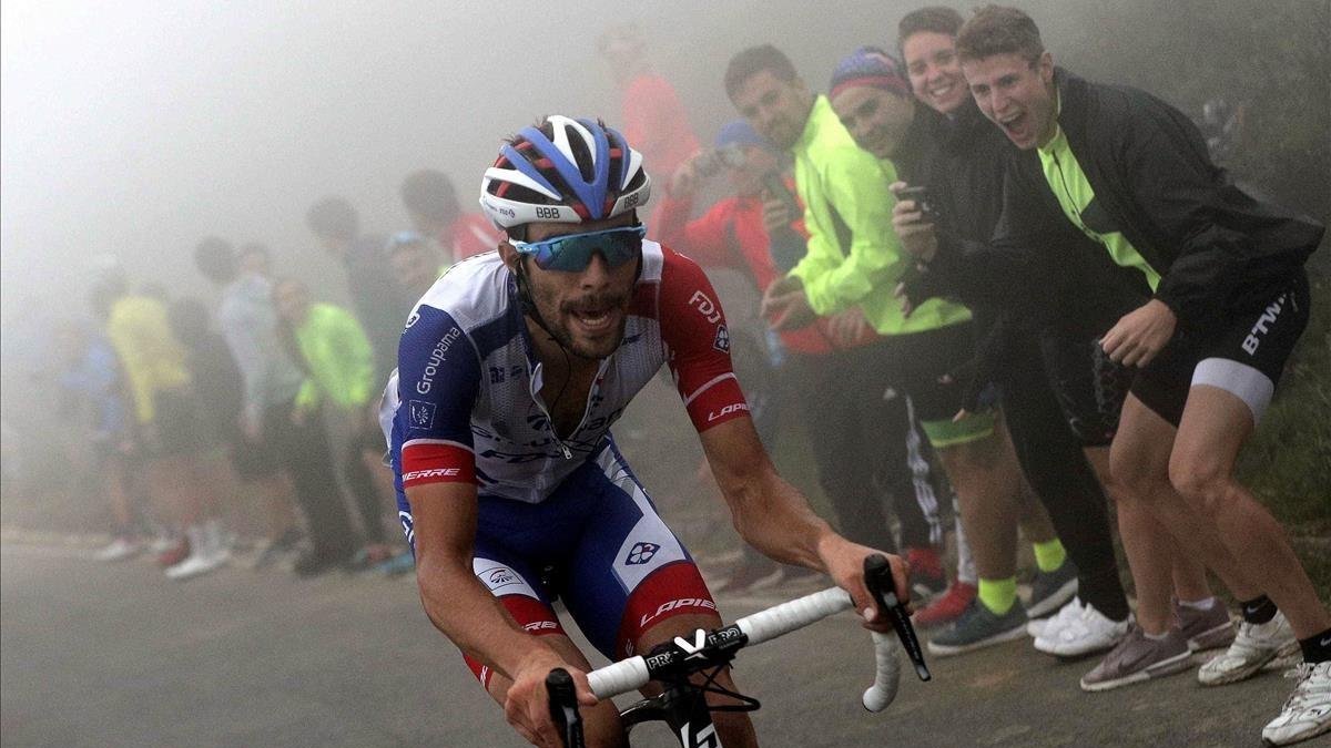 Pinot, subiendo a Covadonga bajo la niebla-MANUEL BRUQUE