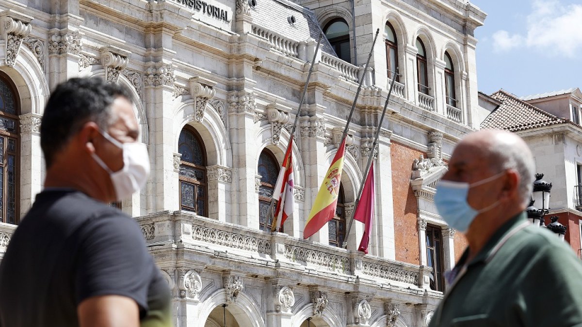 Las banderas del Ayuntamiento lucen desde ayer a media asta. J.M. LOSTAU
