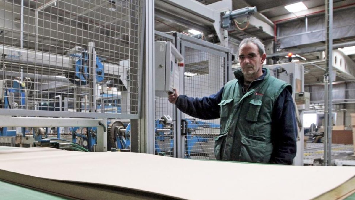 Uno de los empleados trabaja en la fabricación de una de las puertas de Norma Doors en las instalaciones ubicadas en San Leonardo de Yagüe.-HDS