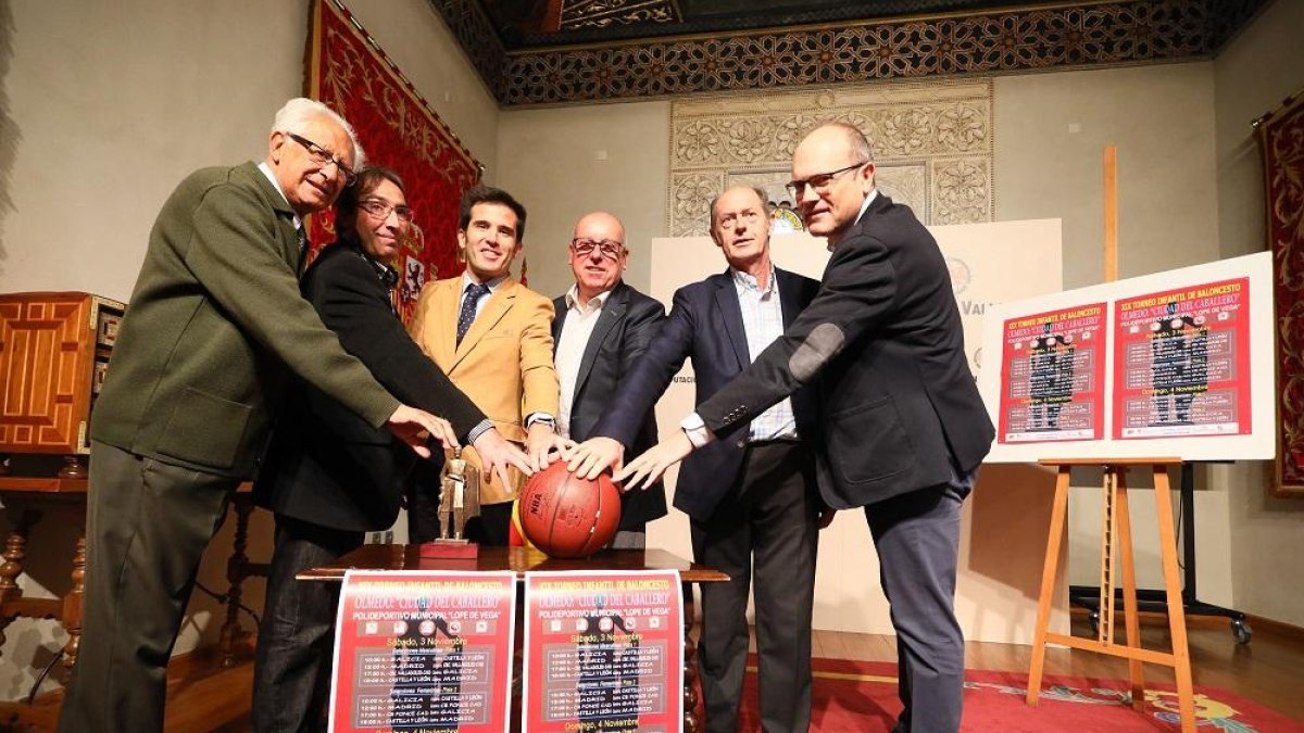 Moratinos, Valero, Lahuerta, Centeno, Minguela y Manjarrés, ayer en la presentación del Torneo de Olmedo en el Palacio Pimentel.-EL MUNDO