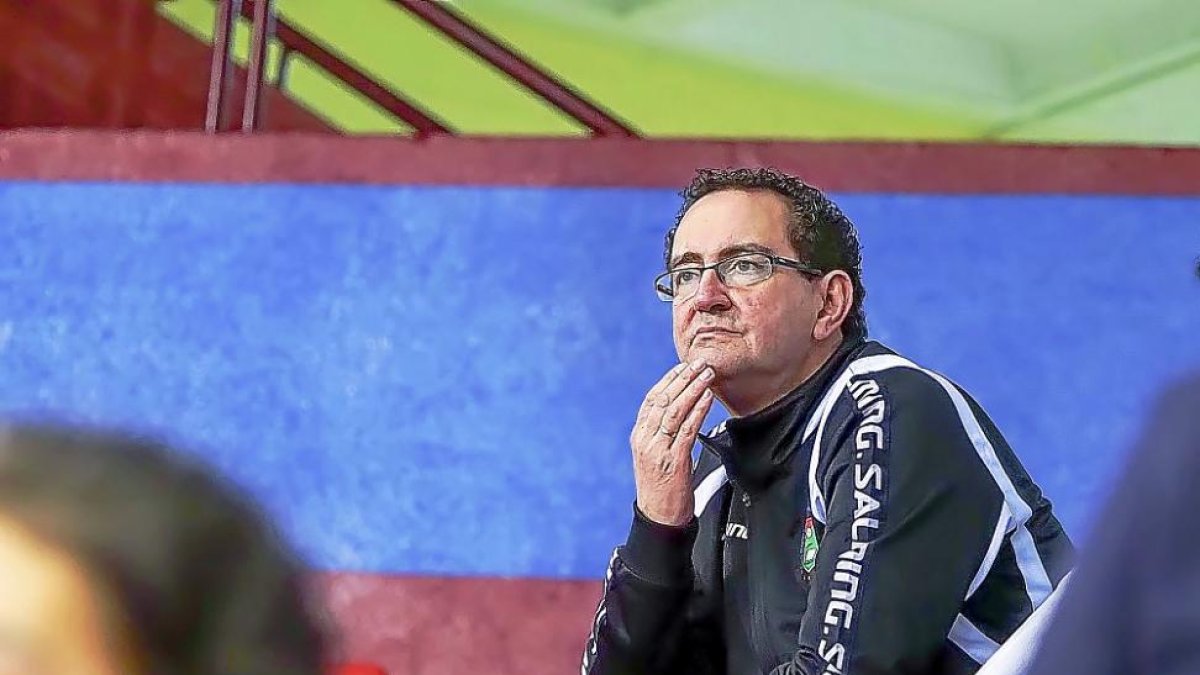 Miguel Ángel Peñas, en la grada 'exiliado' durante un partido de su equipo esta temporada.-M. A. SANTOS