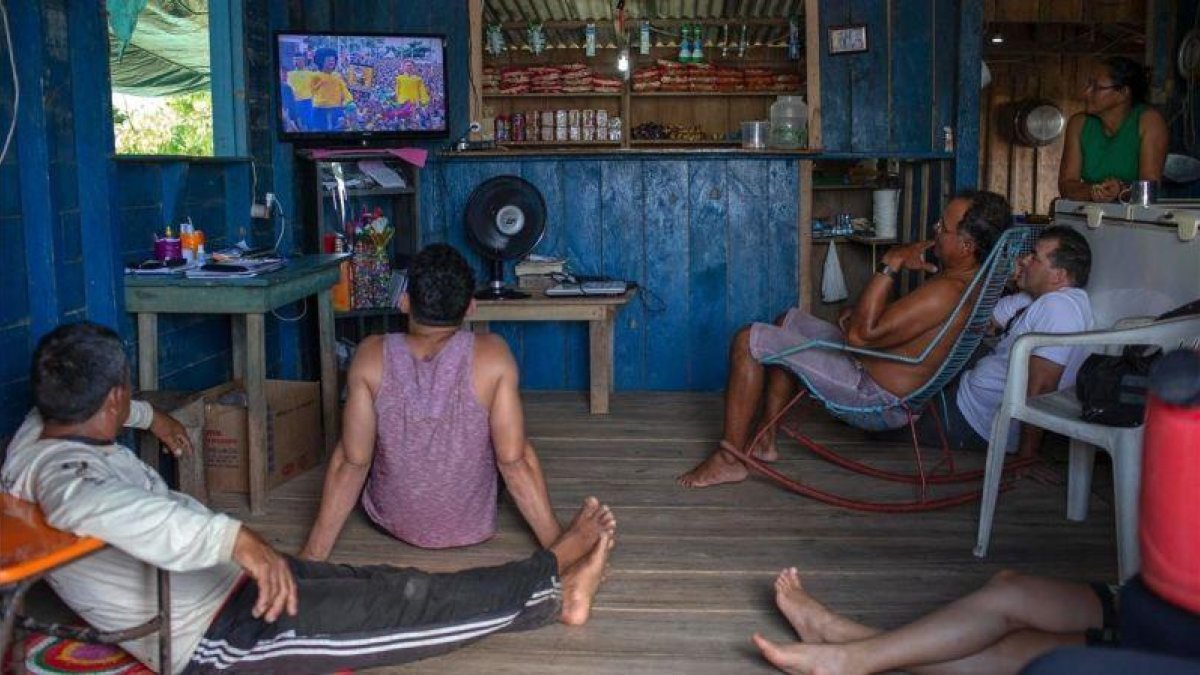 Aficionados brasileños siguen por televisión el Brasil-Serbia desde Sao Raimundo do Jaragua, en Amazonas.-MAURO PIMENTEL