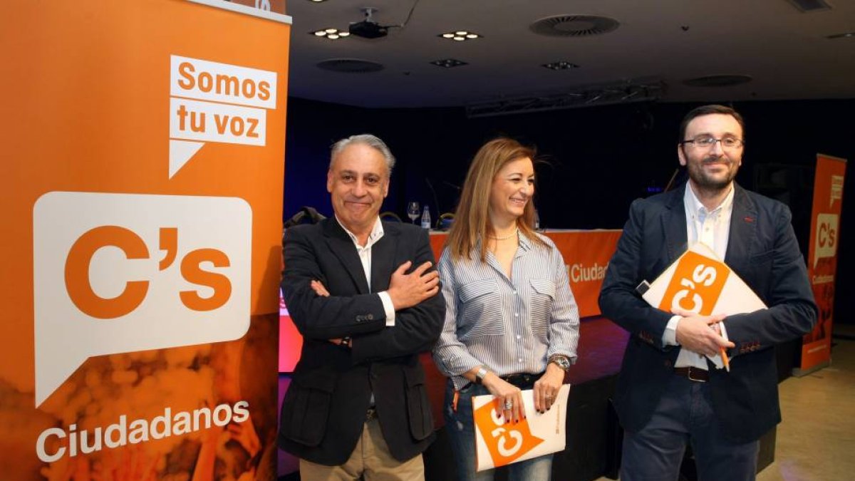 El coordinador provincial de Ciudadanos en Valladolid, Jesús Presencio (I), el secretario provincial, José Manuel Margareto, y Maribel Morán, vocal del partido-Ical