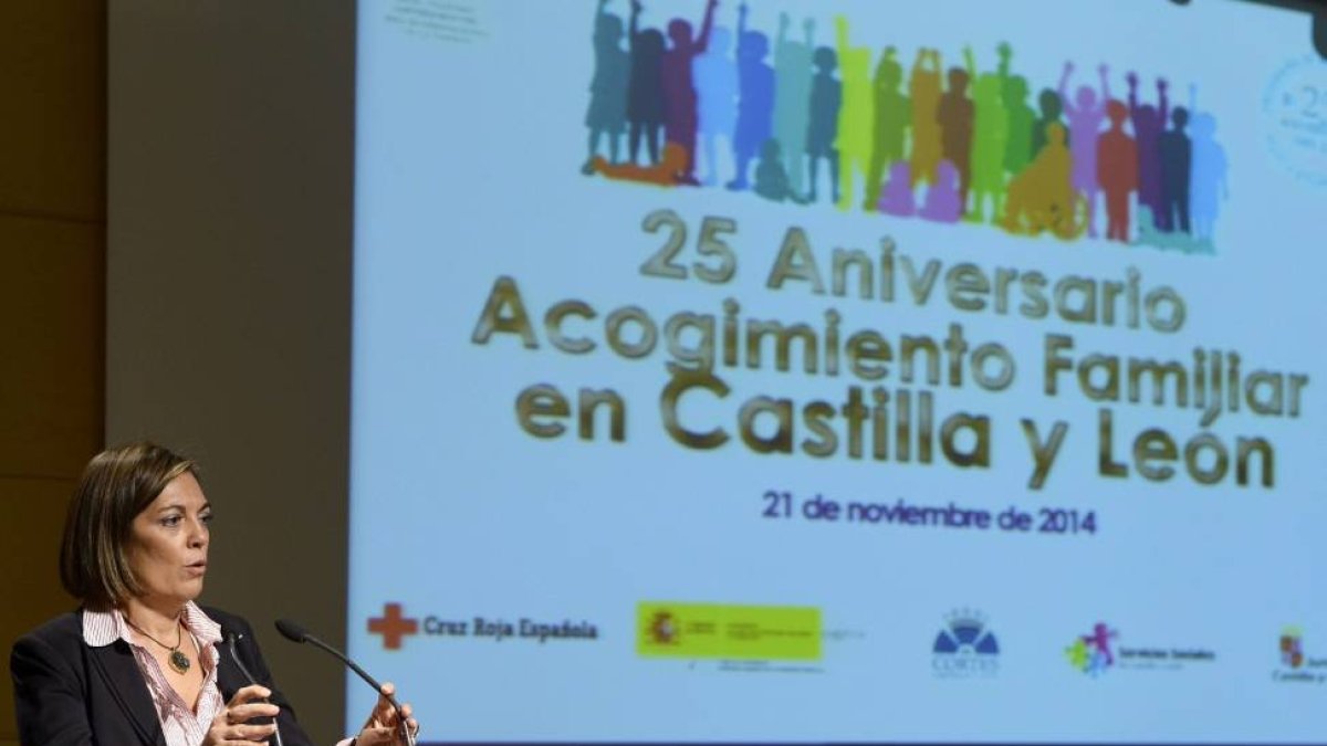 La consejera de Familia e Igualdad de Oportunidades, Milagros Marcos, durante su intervención esta mañana en el acto de celebración del veinticinco aniversario del Acogimiento Familiar en Castilla y León-Nacho Gallego