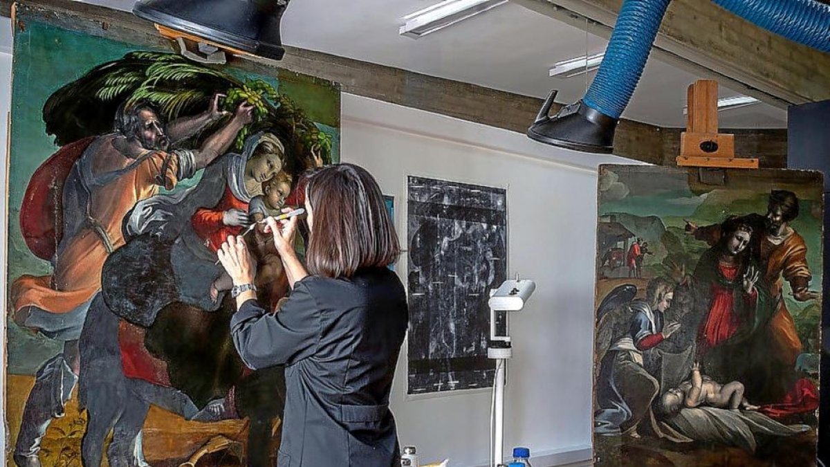 Iriondo Silván trabaja sobre una de las dos tablas del retablo.-EL MUNDO
