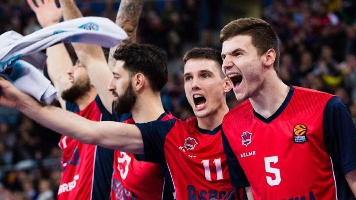 El vallisoletano Miguel González (a la derecha) animando desde el banquillo con la camiseta del Baskonia de ACB.-EM