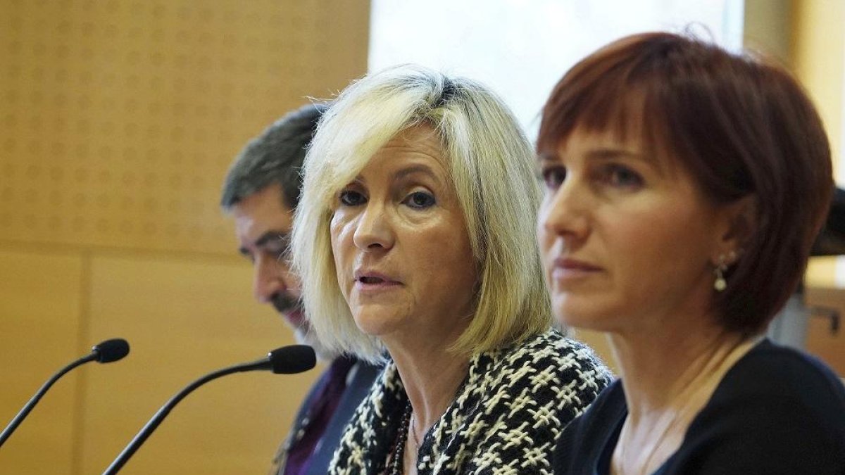 La consejera de Sanidad, Verónica Casadp, junto a Manuel Mitadiel y Mercedes Pérez de Miguel.-ICAL