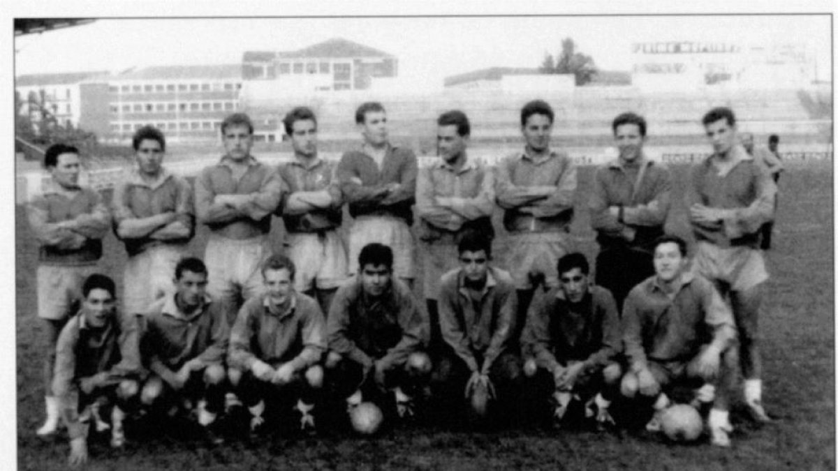 EL REAL VALLADOLID DE RUGBY EN LOS AÑOS 60. El libro ‘Historia del Rugby en Valladolid’ indica que el Real Valladolid inició su bautismo en el rugby en Madrid aunque los entrenamientos los realizaba en el Viejo Zorrilla.-EL MUNDO