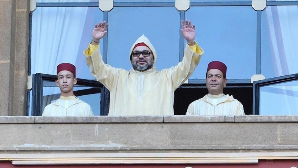 El rey Mohamed VI saluda desde la sede del Parlamento en Rabat.-AP