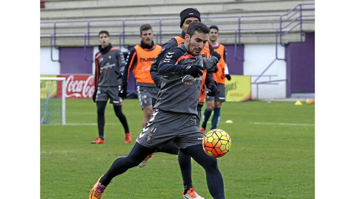 Alfaro se dispone a chutar en el entrenamiento de ayer.-Balcaza
