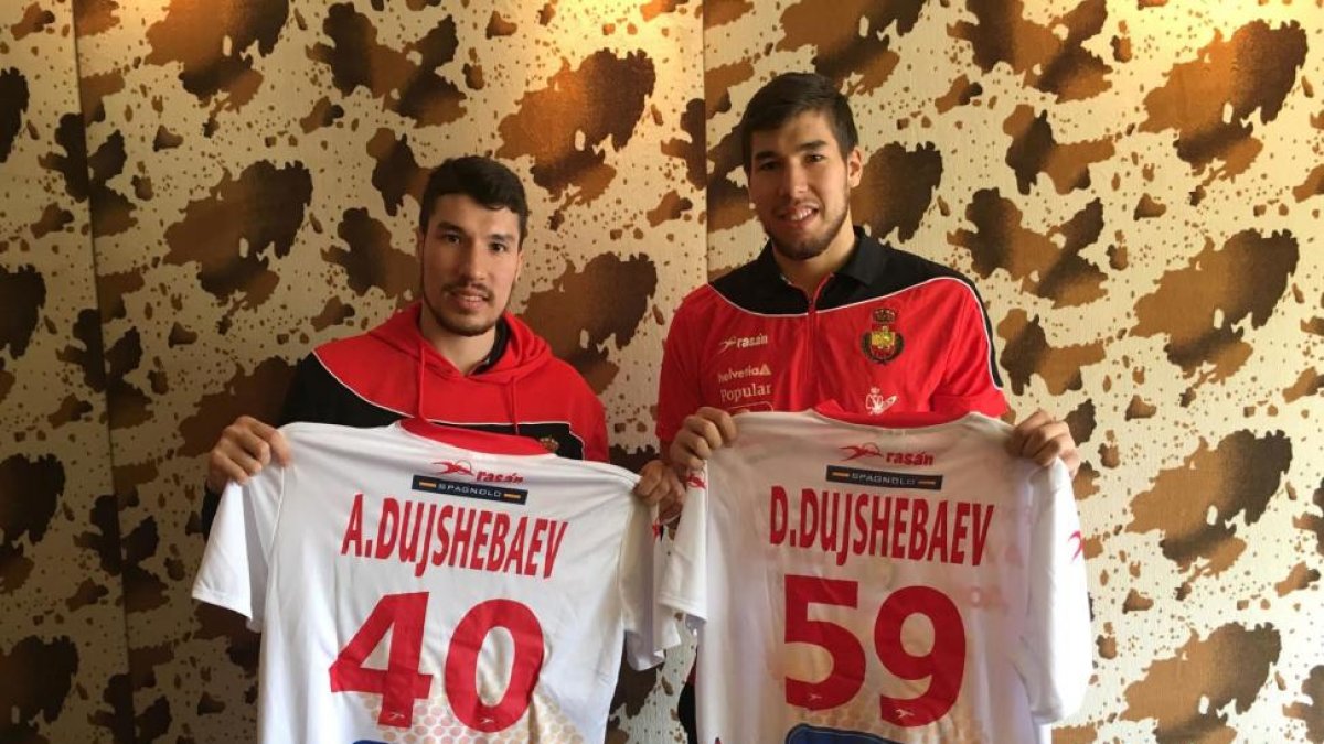 Los hermanos Dujshebaev (Álex y Daniel) posan con la camiseta de la selección-EL MUNDO