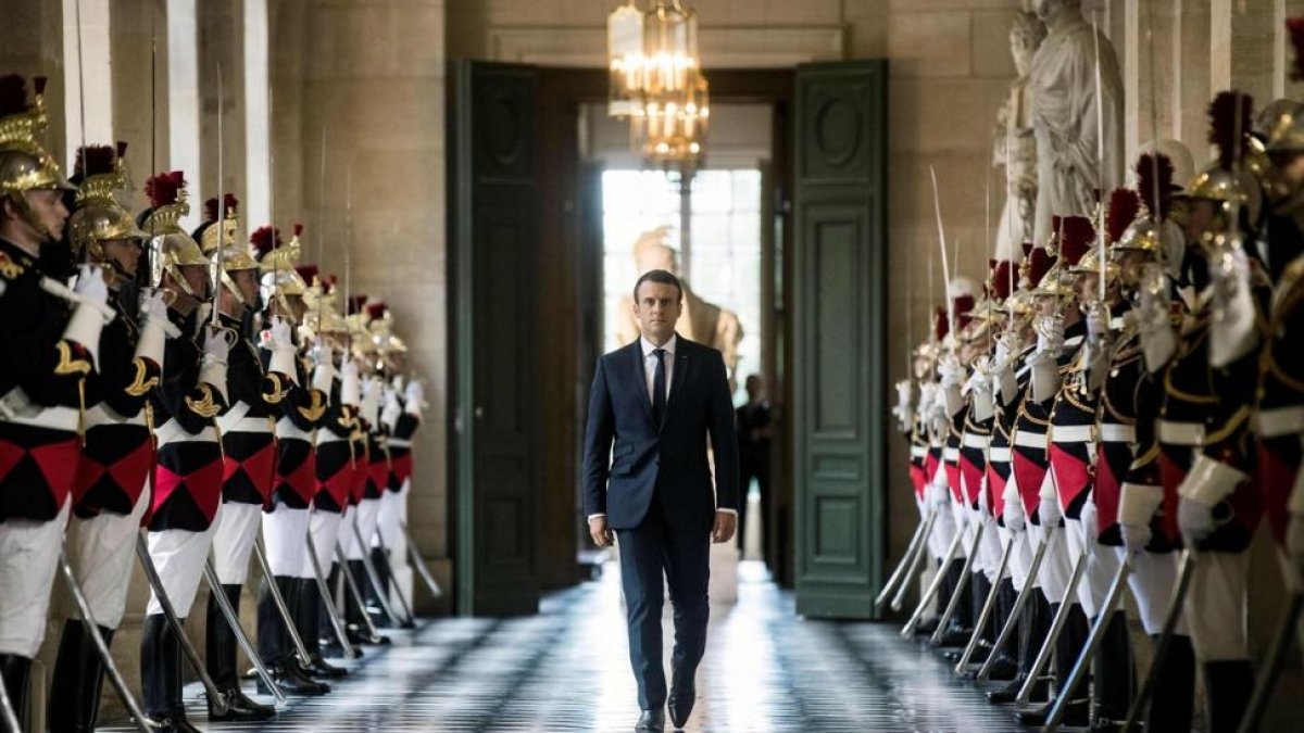 El presidente francés, Emmanuel Macron, camina por la Galería de los Bustos del Palacio de Versalles, en julio pasado.-/ ETIENNE LAURENT / AFP