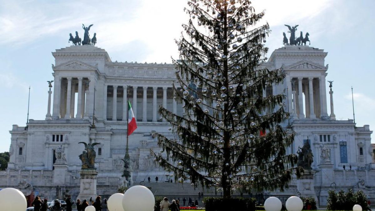 El árbol Spelacchio, frente al mausoleo de Víctor Manuel.-/ EFE