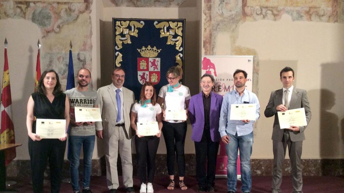El consejero de Educación, Fernando Rey, posa junto a los representantes de los centros de Burgos, León, Salamanca, Soria y Valladolid, galardonados en el primer certamen de los Premios Empréndete-ICAL