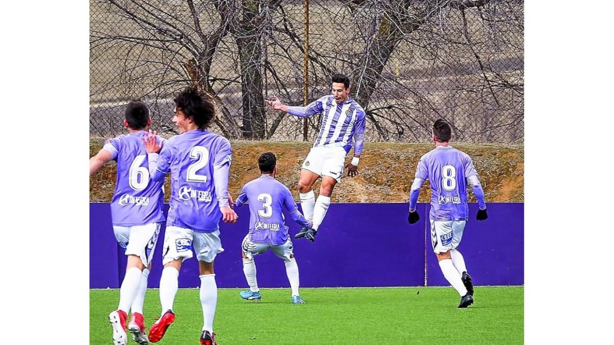 Mayoral salta tras marcar el 1-0 mientras Raúl, Apa, Moi y Javi Pérez se acercan a felicitarlo.-M.Á. SANTOS