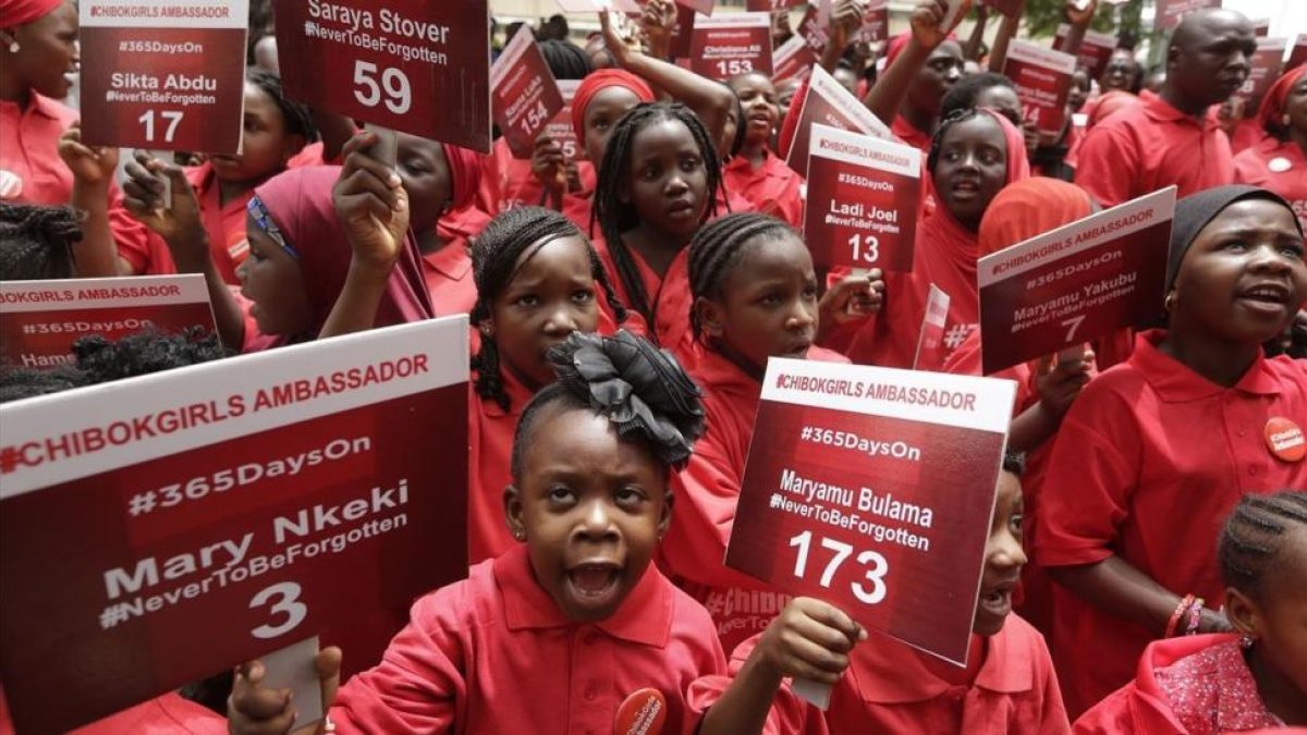 Un grupo de niños pide la liberación de las niñas de Chibok en Abuja, la capital de Nigeria, en un acto en el 2015.-/ AP / SUNDAY ALAMBA