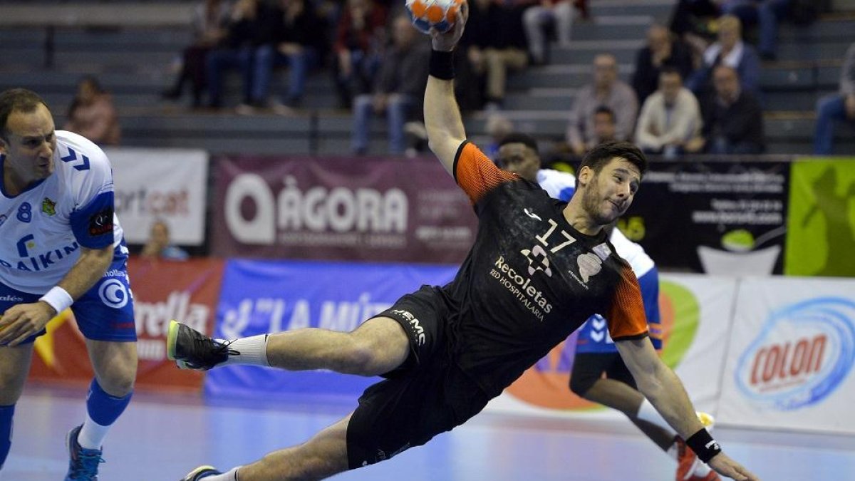 Serdio lanza cayéndose durante el partido en Granollers.-PHOTO DEPORTE