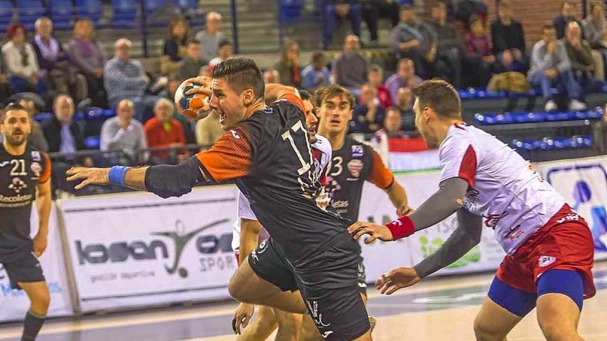 El internacional Abel Serdio intenta anotar desde el pivote.-PHOTO-DEPORTE
