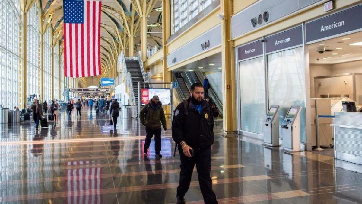 Imagen del aeropuerto Ronald Reagan de Washington.-AFP / ANDREW CABALLERO-REYNOLDS