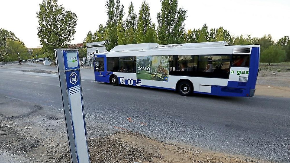 Un autobús de Auvasa en la parada del Camino Viejo de Simancas.