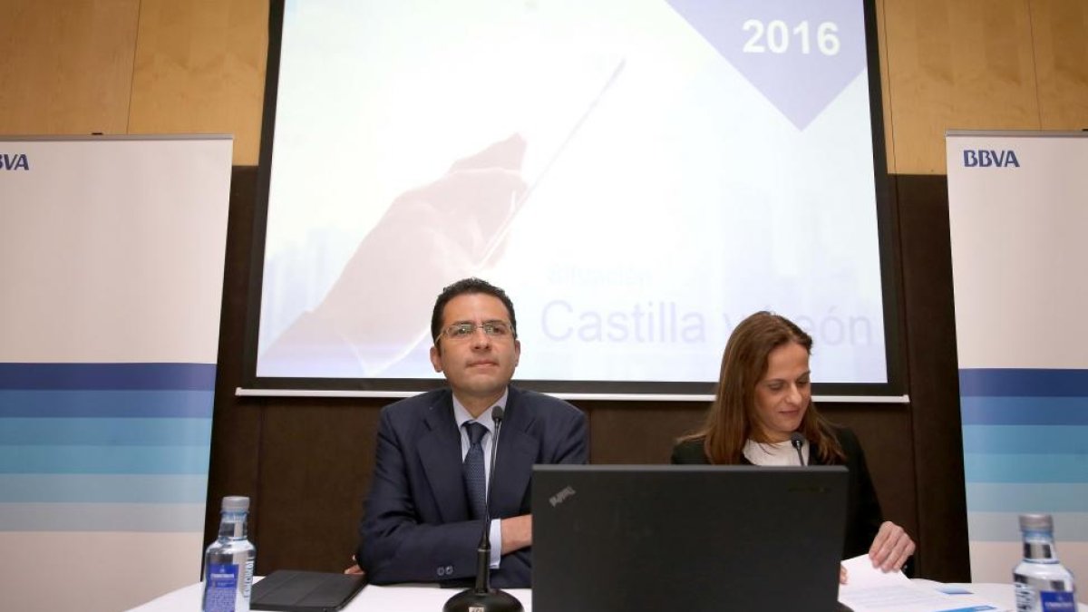 La directora de la Territorial Noroeste de BBVA, Yolanda Martínez-Bajo, y el economista jefe de España de BBVA Research, Miguel Cardoso, presentan el informe de BBVA Research 'Situación Castilla y León', que profundiza en las perspectivas de la Comunidad.-ICAL