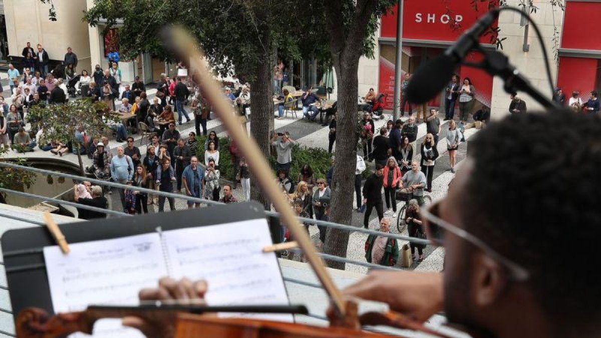 Cincuenta años después diez jóvenes de la sección de cuerda de la orquesta Sinfónica del Nuevo Mundo interpretaron una decena de temas como Hey Jude y Let it be.-GETTY IMAGES