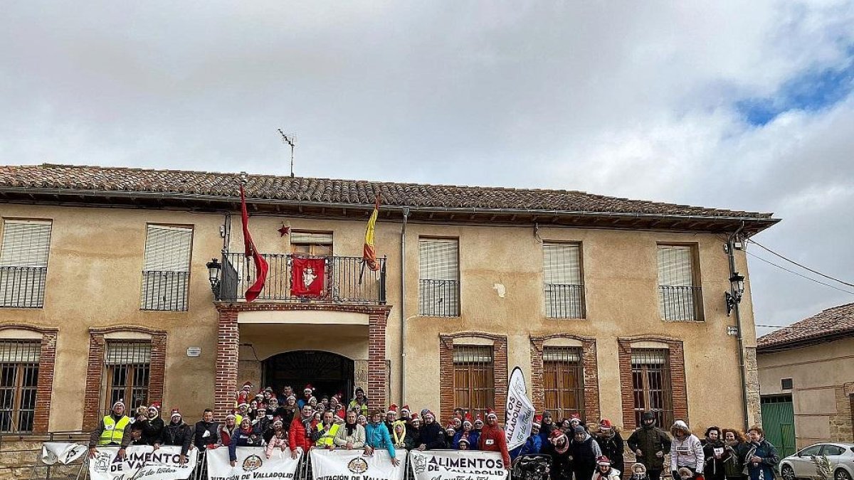 Foto de familia de los primeros inscritos en la marcha solidaria del Frío Campo y Lumbre en Benafarces a favor del ‘Proyecto Madagascar’.-E.M.