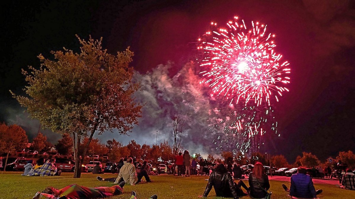 Numerosas personas se acercan cada septiembre a Villa de Prado para disfrutar de los fuegos artificiales. PHOTOGENIC