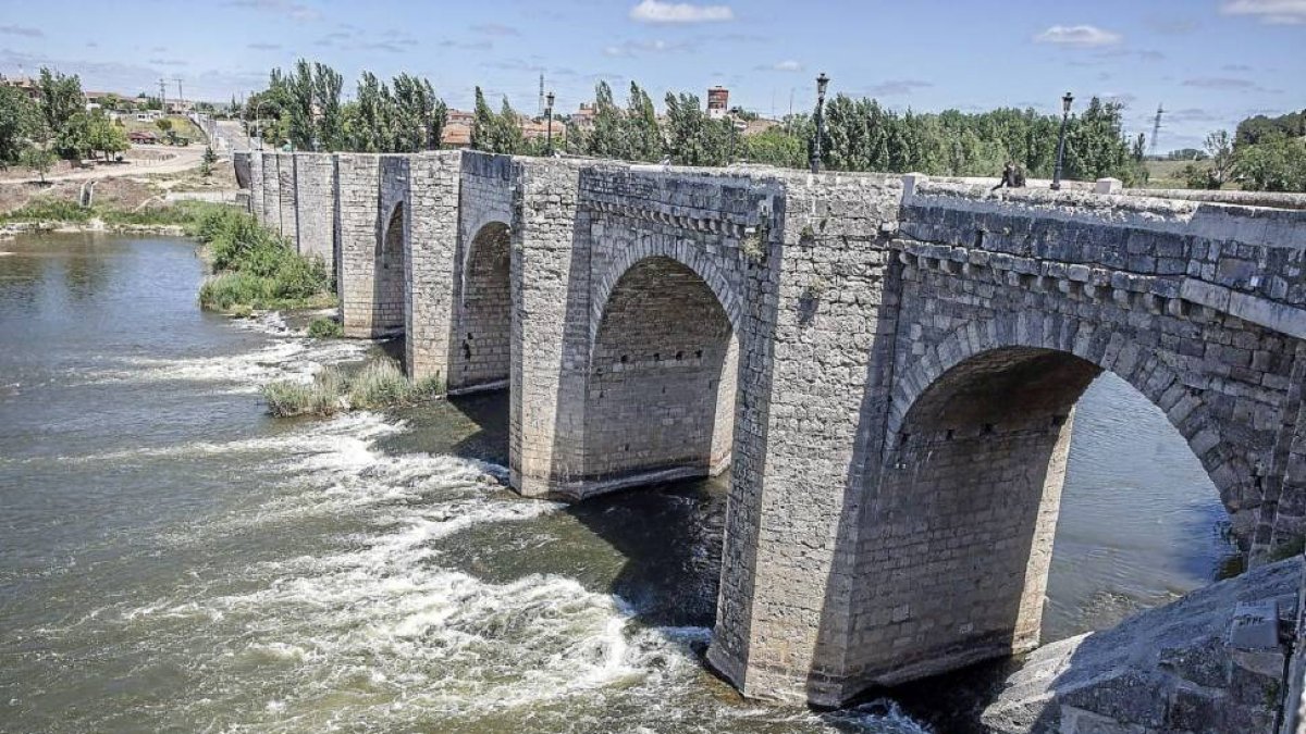Puente medieval que comunica las dos zonas del municipio salvando el río.-Pablo Requejo