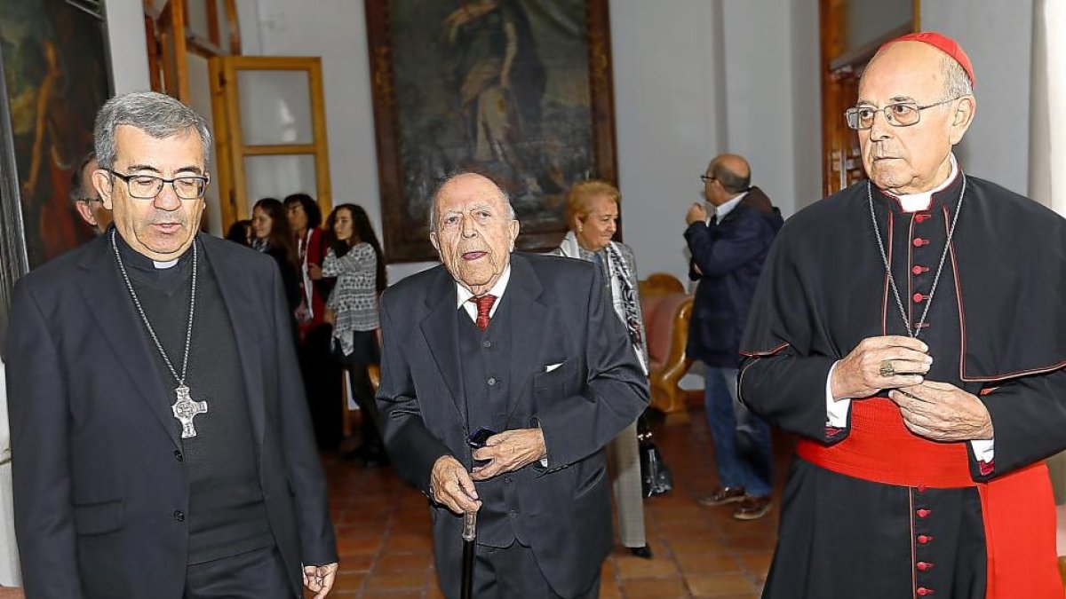 Luis Javier Argüello, José Jiménez Lozano y Ricardo Blázquez durante el acto de entrega de la medalla.-J.M. LOSTAU