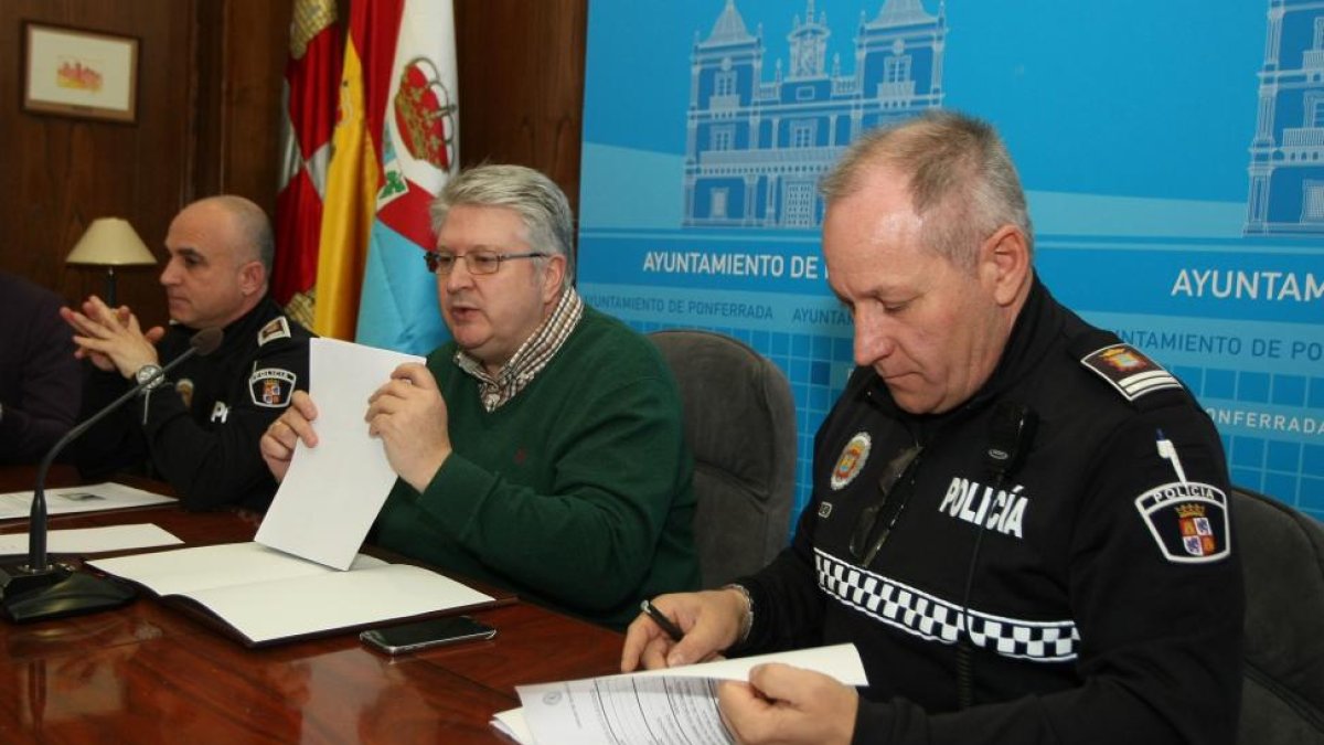 El concejal de Seguridad del Ayuntamiento de Ponferrada, Ricardo Miranda (C), junto al mayor de la Policía municipal, Arturo Pereira (I), y el responsable de la Unidad de Seguridad ciudadana, Aquilino Borraz (D), durante la presentación del balance de 201-Ical