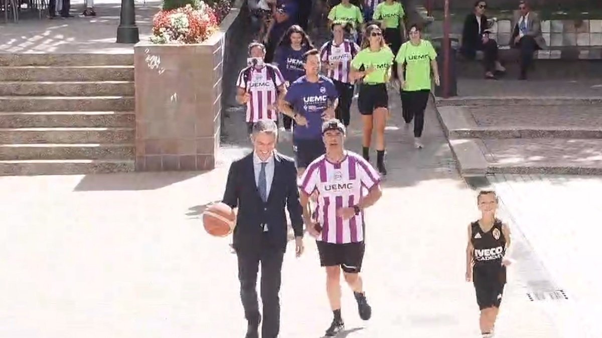 Jesús zarzuela en la última posta botando el balón en la presentación del UEMC Real Valladolid baloncesto. / PHOTOGENIC