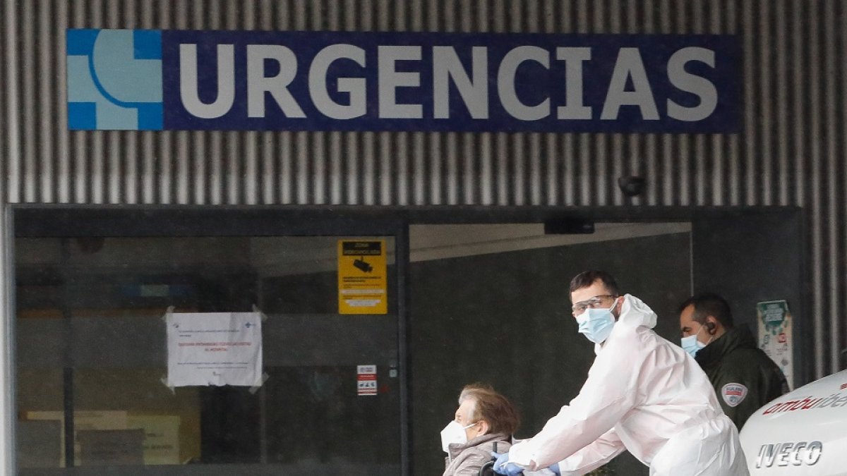 Una mujer es trasladada en silla de ruedas al Hospital Clínico de Valladolid. J.M. LOSTAU