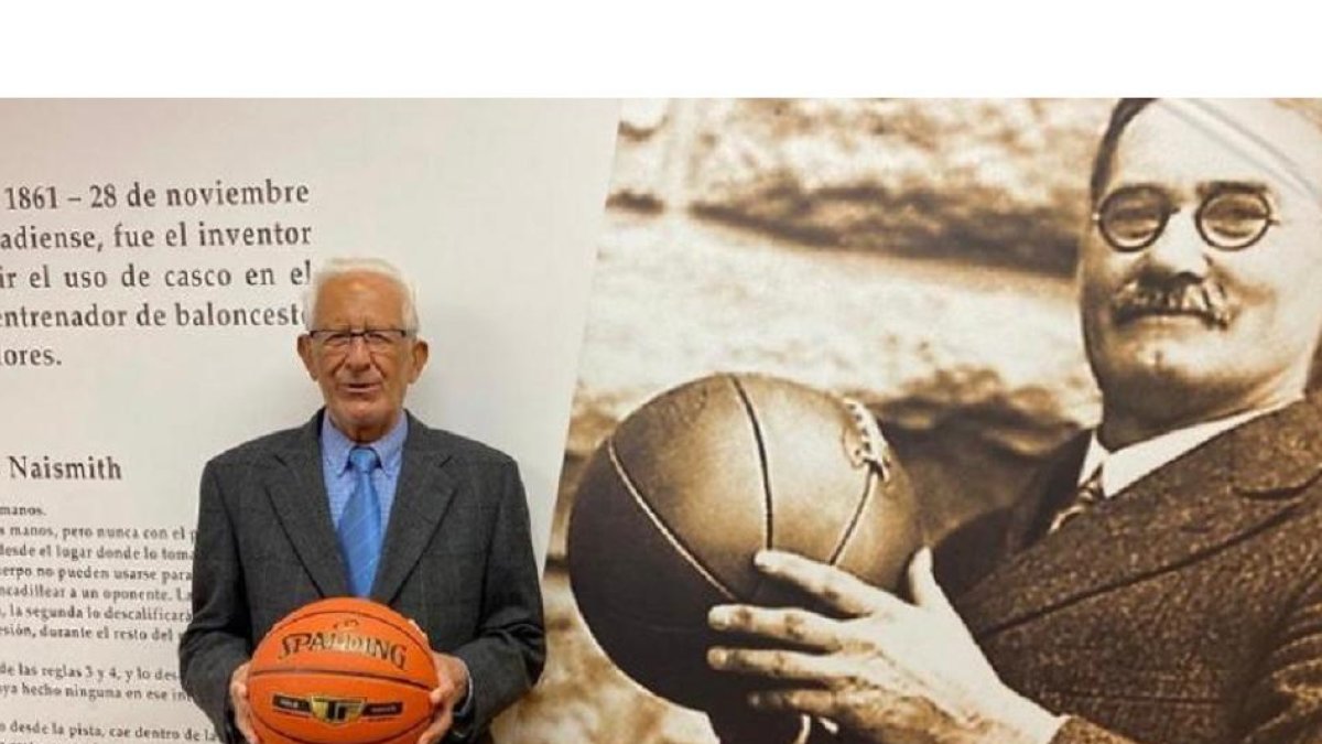 José Luis Martín Moratinos, junto a laa imagen de Naismith, el inventor del baloncesto. / G. VELASCO