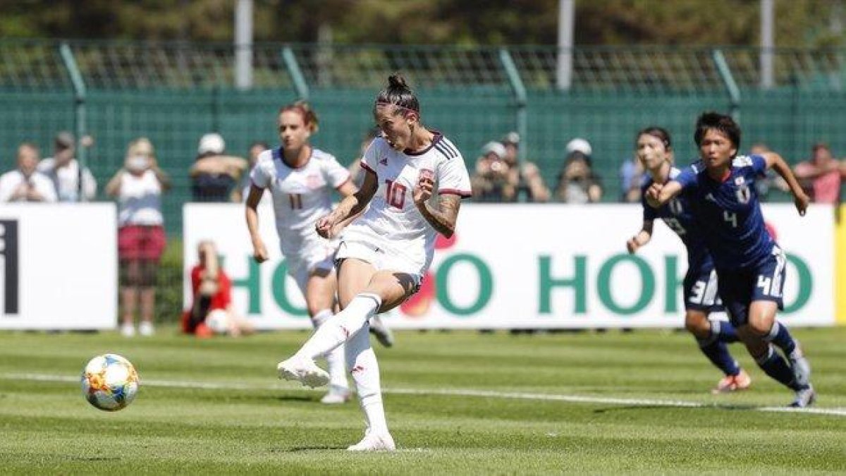 Jenni Hermoso adelanta a la selección española con un gol de penalti.-