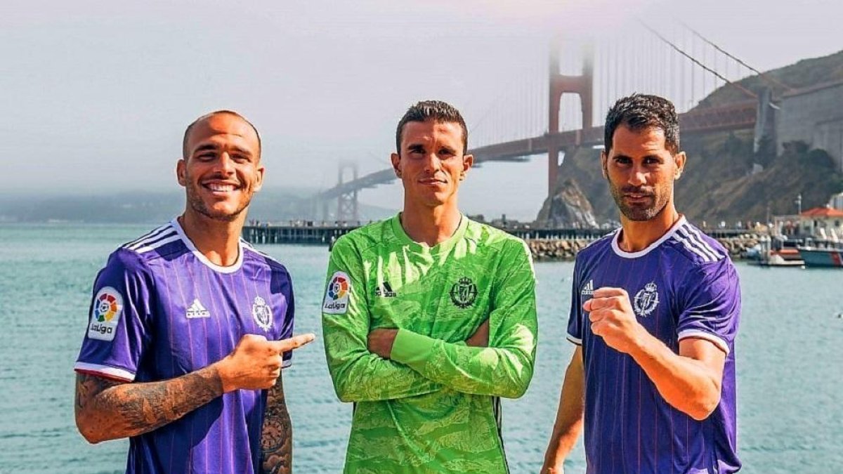 Sandro, Masip y Moyano con la segunda equipación.-RCVF