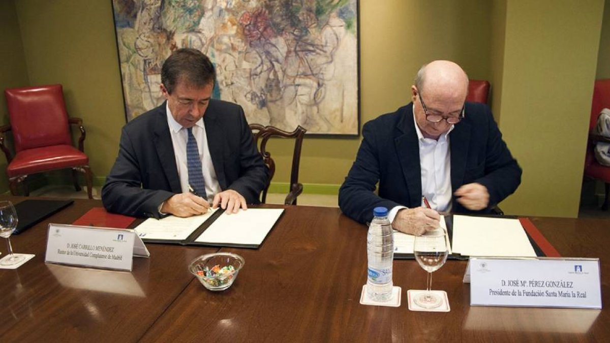 El presidente de la Fundación Santa María la Real, José María Pérez 'Peridis' (D), firma un convenio con el rector de la Universidad Complutense de Madrid, José Carrillo Menéndez-Ical