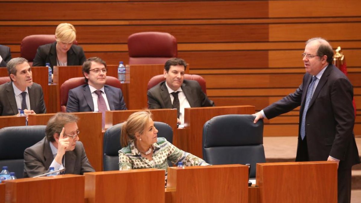 El presidente del PP de Castilla y León, Juan Vicente Herrera; la vicepresidenta Rosa Valdeón, y el consejero de la Presidencia, José Antonio de Santiago Juárez, durante el pleno de las Cortes.-ICAL